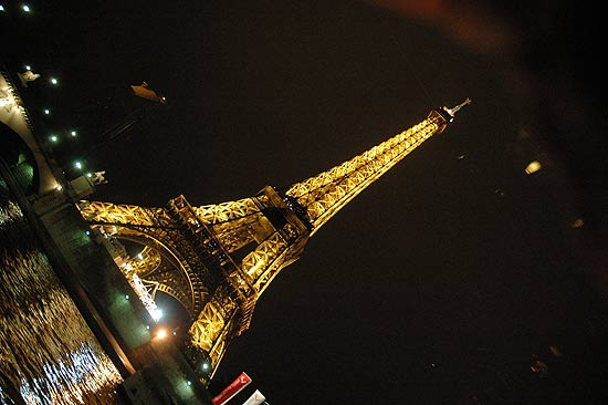 Vista da torre Eiffel em passeio noturno 