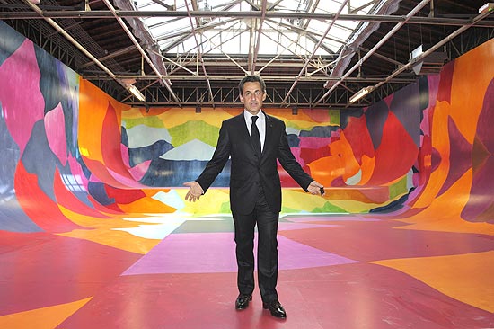 Presidente francs, Nicolas Sarkozy, posa em instalao da artista alem Ulla von Bradenburg no Palcio de Tquio, antes de sua inaugurao