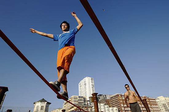 Praticante de slackline; esporte é uma das modalidades de aventura que serão apresentadas na Adventure Fair