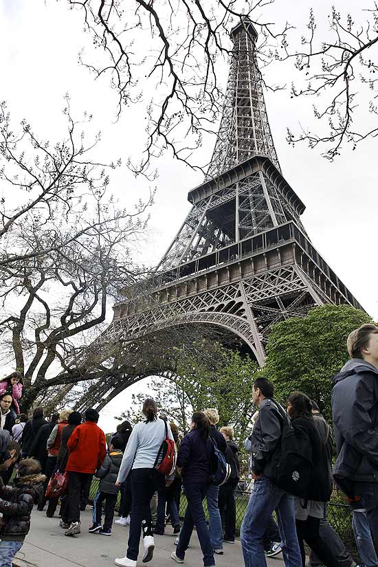 Turistas aguardam para subir na torre Eiffel, em Paris; Europa continuou sendo regio mais visitada em 2012