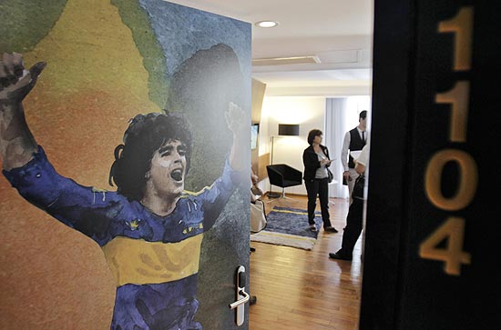 Desennho do jogador Diego Maradona decora quarto do hotel Boca Juniors, inaugurado nesta semana em Buenos Aires