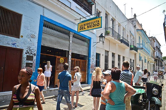 Turistas visitam o famos bar La Bodeguita, na capital cubana