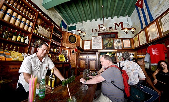 Barman prepara mojitos no bar Bodeguita del Medio, que completa 70 anos
