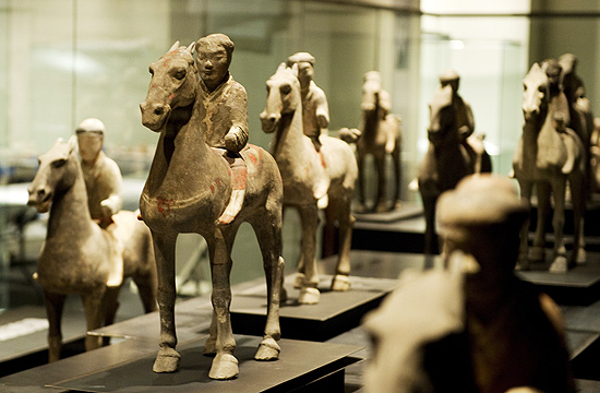 Guereiros montados em cavalos fazem parte da exposição "Guerreiros de Terracota", em cartaz emk Nova York