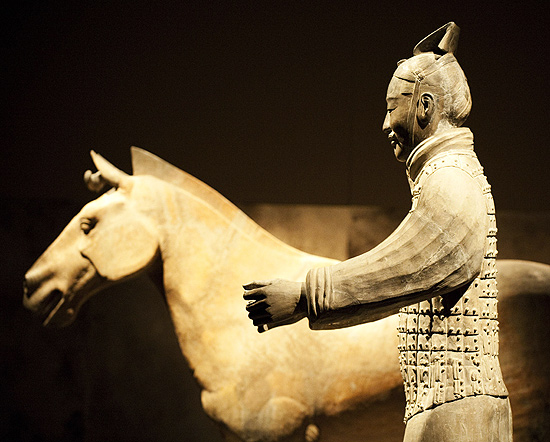 Detalhe de guerreiro de terracota exposto no centro Discovery Times Square, em Nova York 