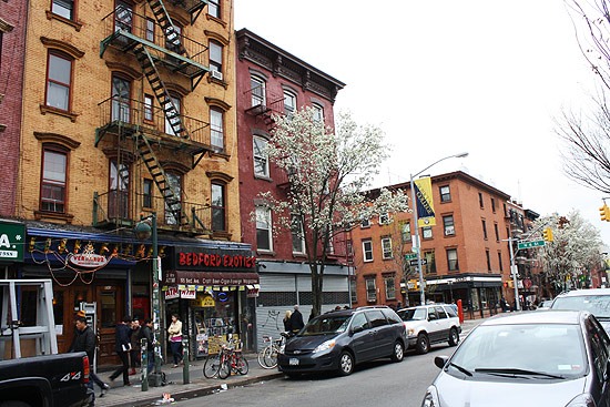 A avenida Bedford, no bairro de Williamsburg, no Brooklyn, rene bares e restaurantes