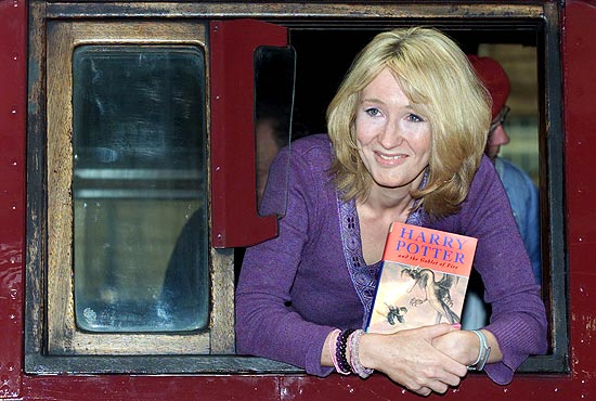 A autora da srie Harry Potter, J.K. Rowling, segura o livro "Harry Potter e o Clice de Fogo"