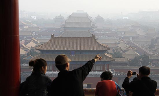 Visitantes observam a Cidade Proibida, em Pequim; número de turistas chineses aumentou 30%