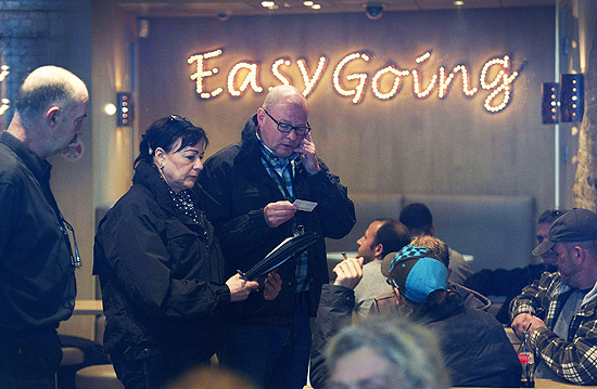 Policiais checam permisso de clientes em 'coffee shop' de Maastricht, no sul da Holanda