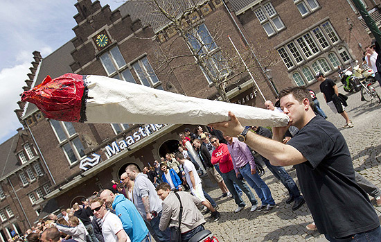 Manifestante finge fumar baseado gigante em protesto contra restrio de venda de maconha em Maastricht