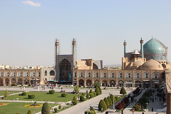 Vista da praça Real, ou praça Imã, em Isfahan; praça tem meio quilômetro