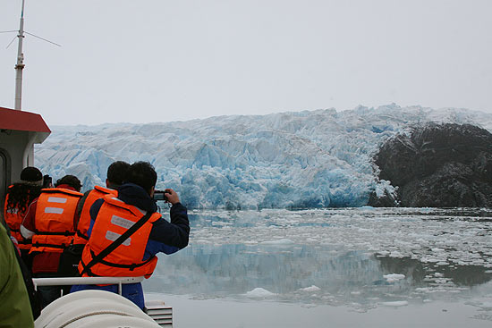 Turistas fotografam geleiras no lago Grey, na parte oeste do parque nacional Torres del Paine