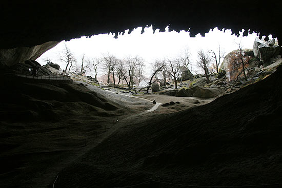 Entrada da caverna do Milodn vista a partir do fundo da cavidade, em parque na regio de Cerro Benitez, na Patagnia