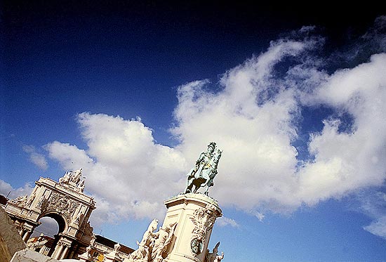 Esttua de dom Jos 1; ao fundo, arco da praa do Comrcio, prximo ao terreiro do Pao, em Lisboa