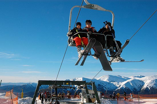 Turistas em meio de elevao na estao de esqui de Cerro Catedral, em Bariloche, na Argentina