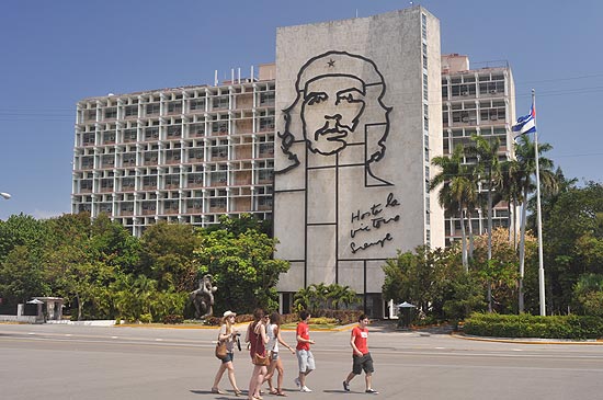 Turistas passeiam na Plaza de la Revolucion, em Havana; cidade tem 'acervo revolucionário