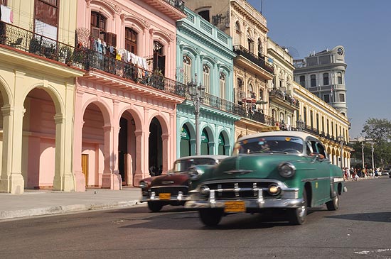 Carros antigos circulam por Havana, capital de Cuba; ilha quer atrair mais turistas brasileiros