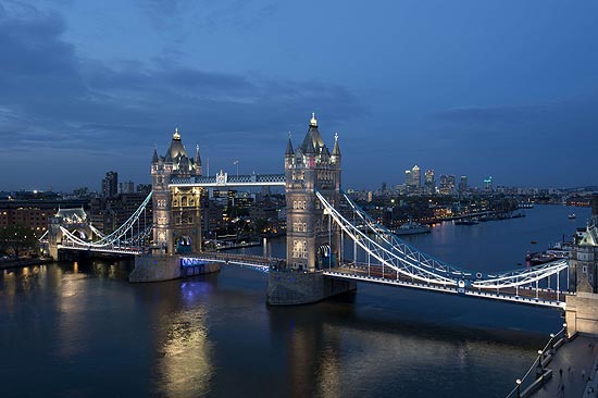 Tower Bridge, em Londres, com novo sistema de iluminao; ainda d tempo de ver os Jogos Olmpicos