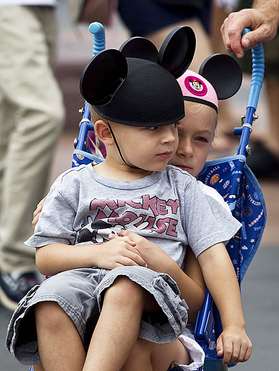 Crianas usam chapus do Mickey no Epcot Center; parque tem pavilho de onze pases 