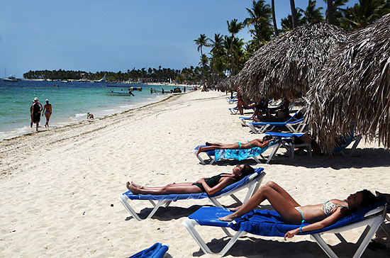 Turistas tomam sol em praia de resort na Repblica Dominicana; pas quer atrair mais brasileiros