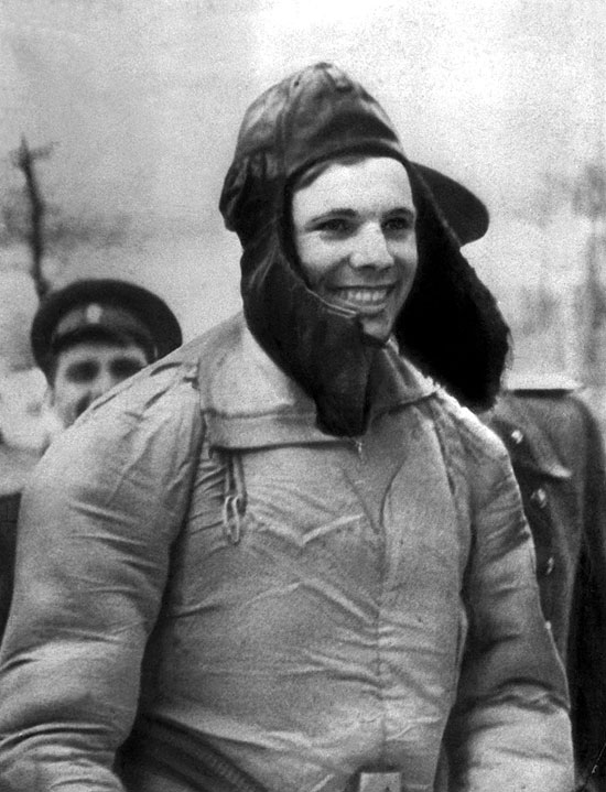 O russo Yuri Gagarin aps vo na rbita da Terra em 1961 ADVANCE FOR SUNDAY, APRIL 8 --FILE-- First cosmonaut Yuri Gagarin is welcomed after landing near Russian city of Engels, about 700 km (450 miles) southeast of Moscow in this April 12, 1961 Soviet news agency file photo. In 108 minutes on April 12, 1961, the 27-year-old Gagarin made man's first orbit of the Earth. (AP Photo/ITAR-TASS) -- COMMERCIAL ONLINE OUT -- 