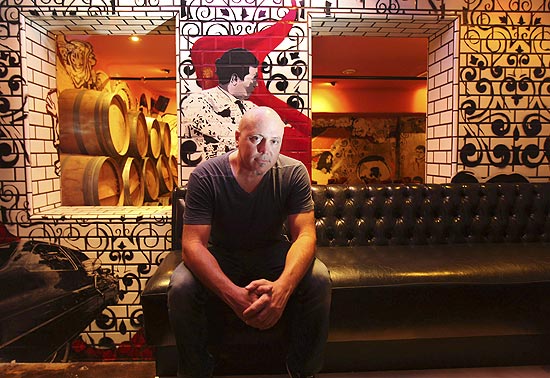 O arquiteto e desenhista John M. Sofio no bar Pink Tacos, na Sunset Boulevard, em Los Angeles