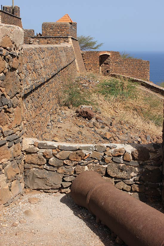 Antigo canhão pode ser visto nas ruínas da Cidade Velha