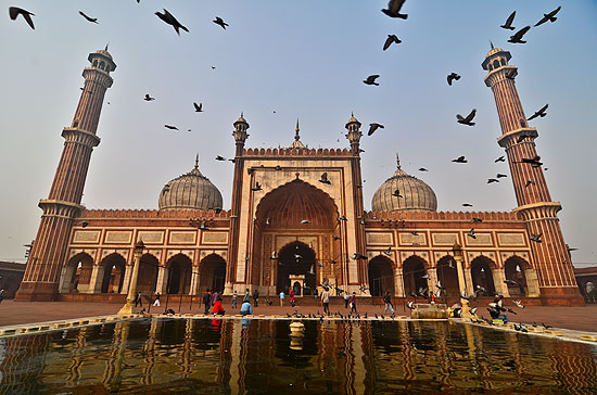Revoada de pombos na Jama Masjid, ou Mesquita da Sexta-Feira, no centro da Velha Dli)