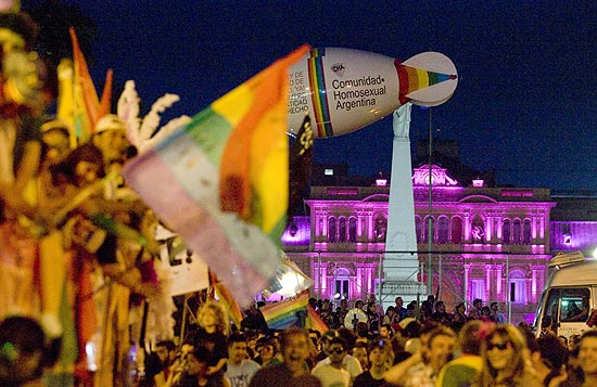 Pblico participa da ltima Marcha do Orgulho Gay de Buenos Aires, realizada em novembro de 2011 