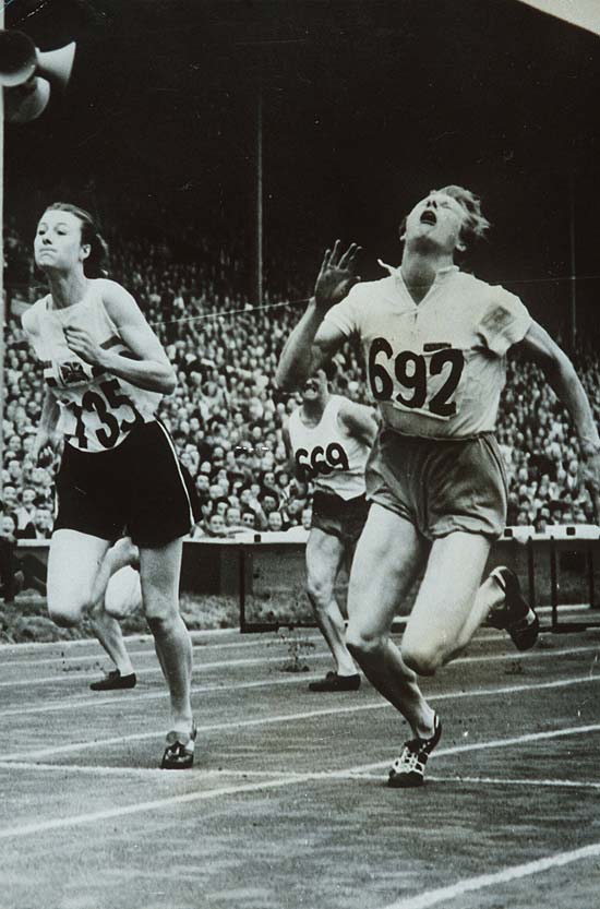 Atletismo: Fanny Blankers-Koen ( direita) ganha nos 80 metros com barreiras nas Olimpadas de Londres em 1948