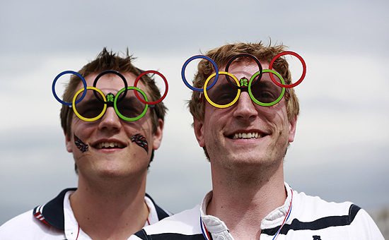 Britnicos usam culos com anis olmpicos enquanto assistem competies em telo do Parque Olmpico
