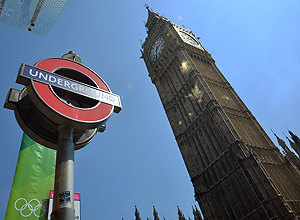 Placa do metr de Londres; ao fundo, torre do Big Ben