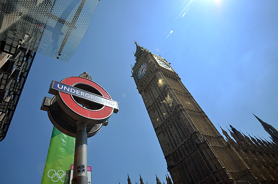 Placa do metr de Londres em estao prxima ao Big Ben