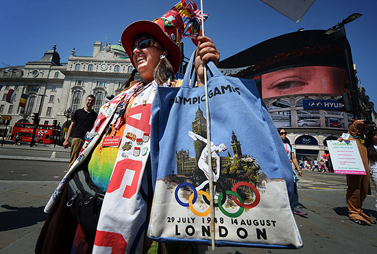 A turista Vivianne Robinson, da Califrnia, passeia em Piccadilly Circus;  a quinta vez que Robinson viaja para ver os Jogos Olmpicos