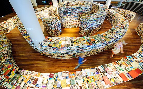 Instalao "aMAZEme" reuniu 250 mil livros dispostos na forma de um labirinto