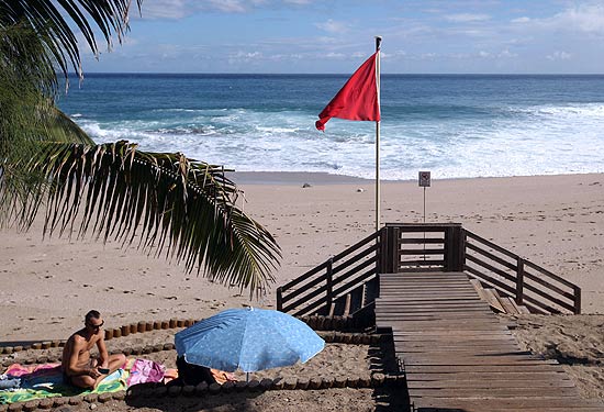 Bandeira vermelha sinaliza proibio de nadar na praia de Boucan-Canot, na ilha Reunio, devido a ataque de tubares