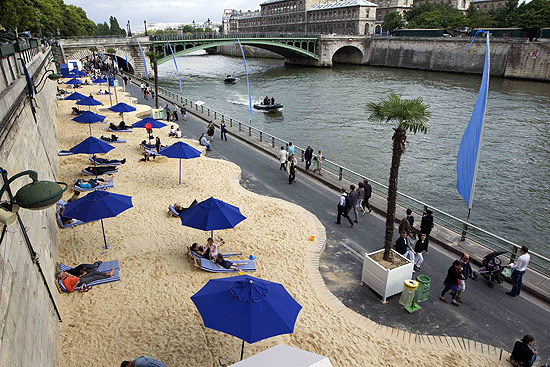 Faixa de areia colocada ao longo do rio Sena para a "Paris Plage"; praia artificial  montada para o vero