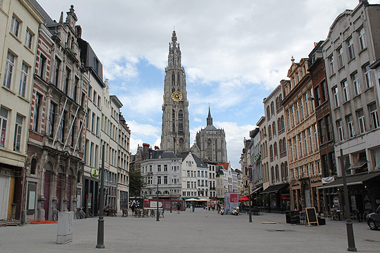 Vista do centro antigo da Anturpia; ao fundo, relgio da Grotemarkt, praa principal da cidade, construda em 1565