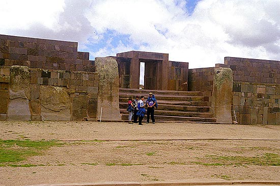 Turistas visitam as runas de Tiahuanaco, na Bolvia; local faz parte do roteiro da expedio 