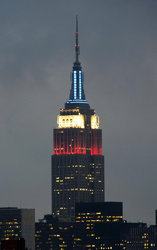 Empire State Building iluminado nas cores vermelho, branco e azul, em homenagem aos atletas olmpicos dos EUA