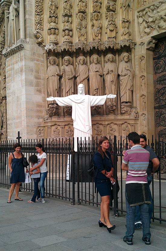 Igreja Notre Dame de Paris exibe réplica do Cristo Redentor