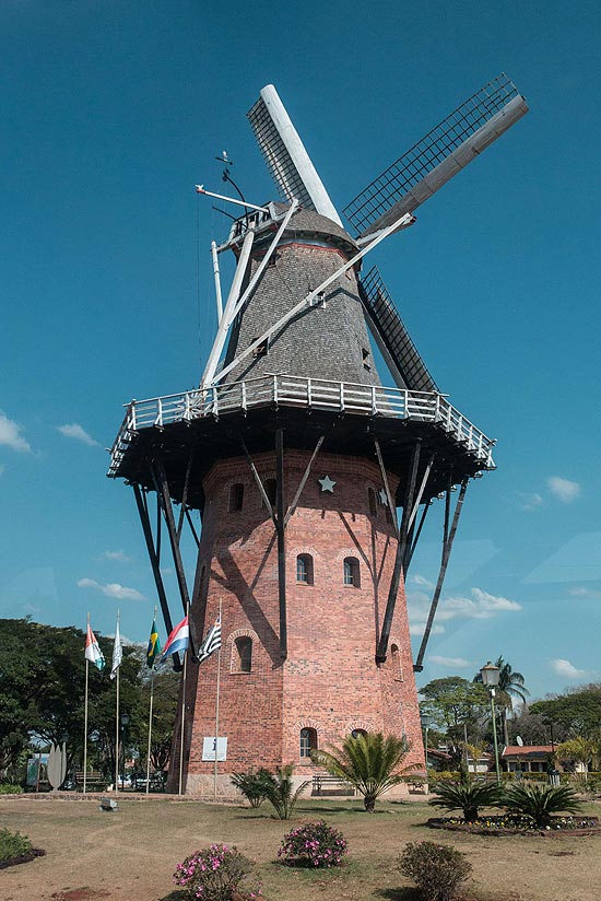Moinho holands enfeita a entrada da feira Expoflora, que acontece anualmente em Holambra