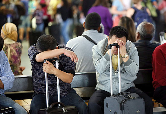 Passageiros aguardam no aeroporto de Frankfurt; greve da Lufthansa levou ao cancelamento de 306 voos na tera