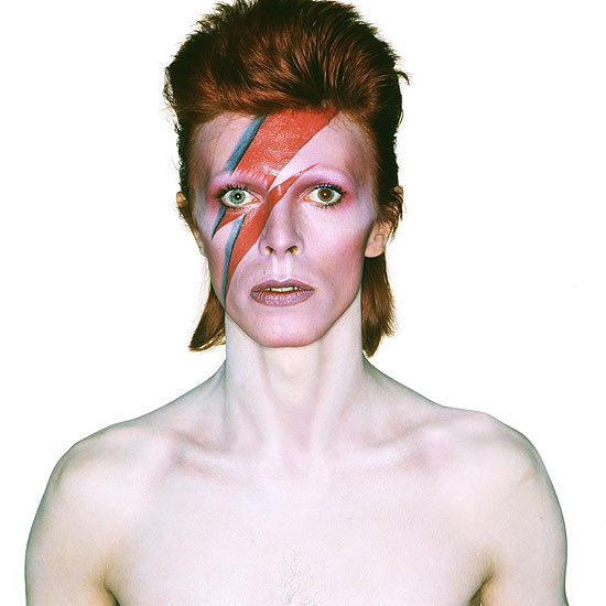 Imagem cedida pelo museu Victoria and Albert mostra David Bowie posando para a capa do disco &quot;Aladdin Sane&quot;, de 1973