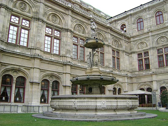 Fachada da Casa de pera de Viena, construda entre 1861 e 1869, com um chafariz  frente, na ustria