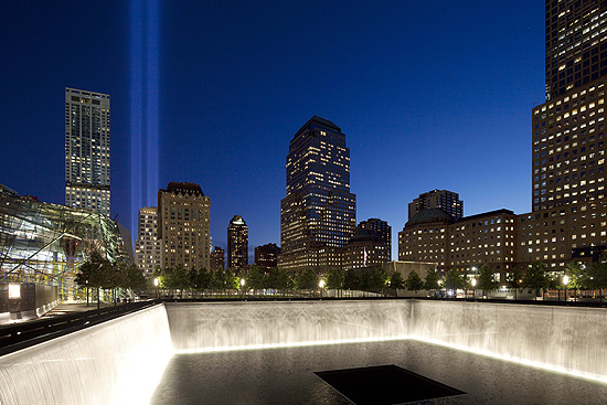 Facho de luz  aceso no memorial do 11 de setembro, em homenagem aos mortos nos atentados de 2001
