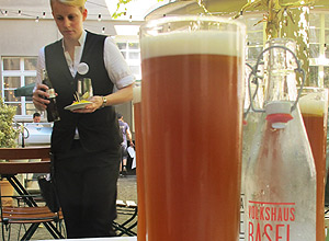 Cerveja de trigo no restaurante Volkshaus Basel
