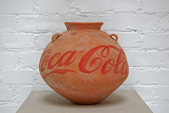 Fotografia cedida pelo Museu Metropolitano de Nova York mostra a obra "Neolithic Vase with Coca-Cola Logo"
