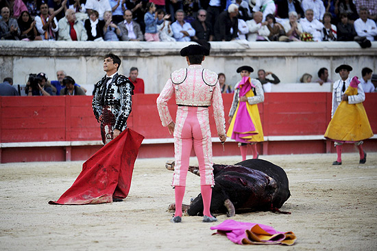 Toureiro cumprimenta o pblico aps matar um touro na praa de Nimes, na Frana