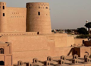 Torre de observao na Citadela de Alexandre, o Grande, construda h 2.300 anos, no centro de Herat